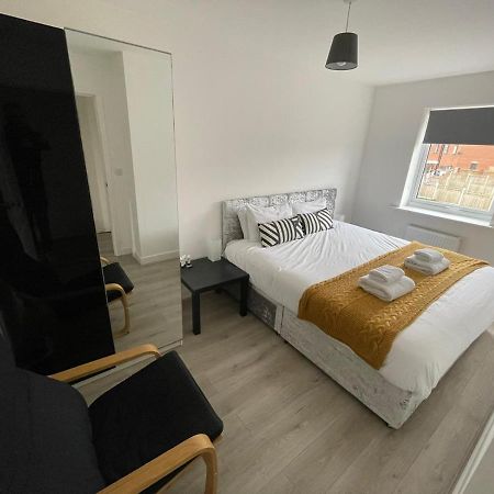 Modern Room With Huge Bed - Walk To City Centre! Manchester Exterior photo
