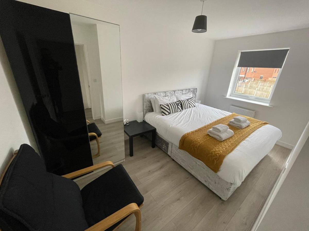 Modern Room With Huge Bed - Walk To City Centre! Manchester Exterior photo