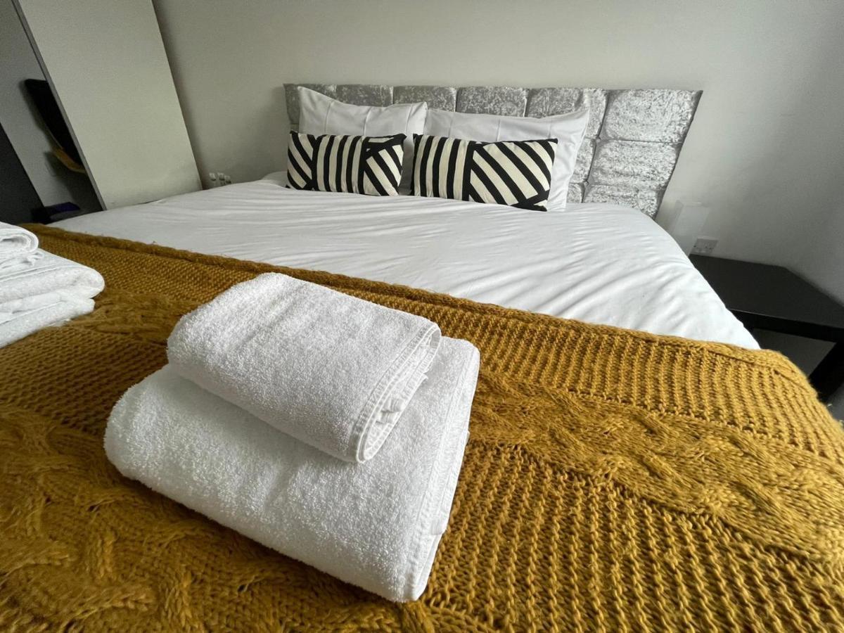 Modern Room With Huge Bed - Walk To City Centre! Manchester Exterior photo
